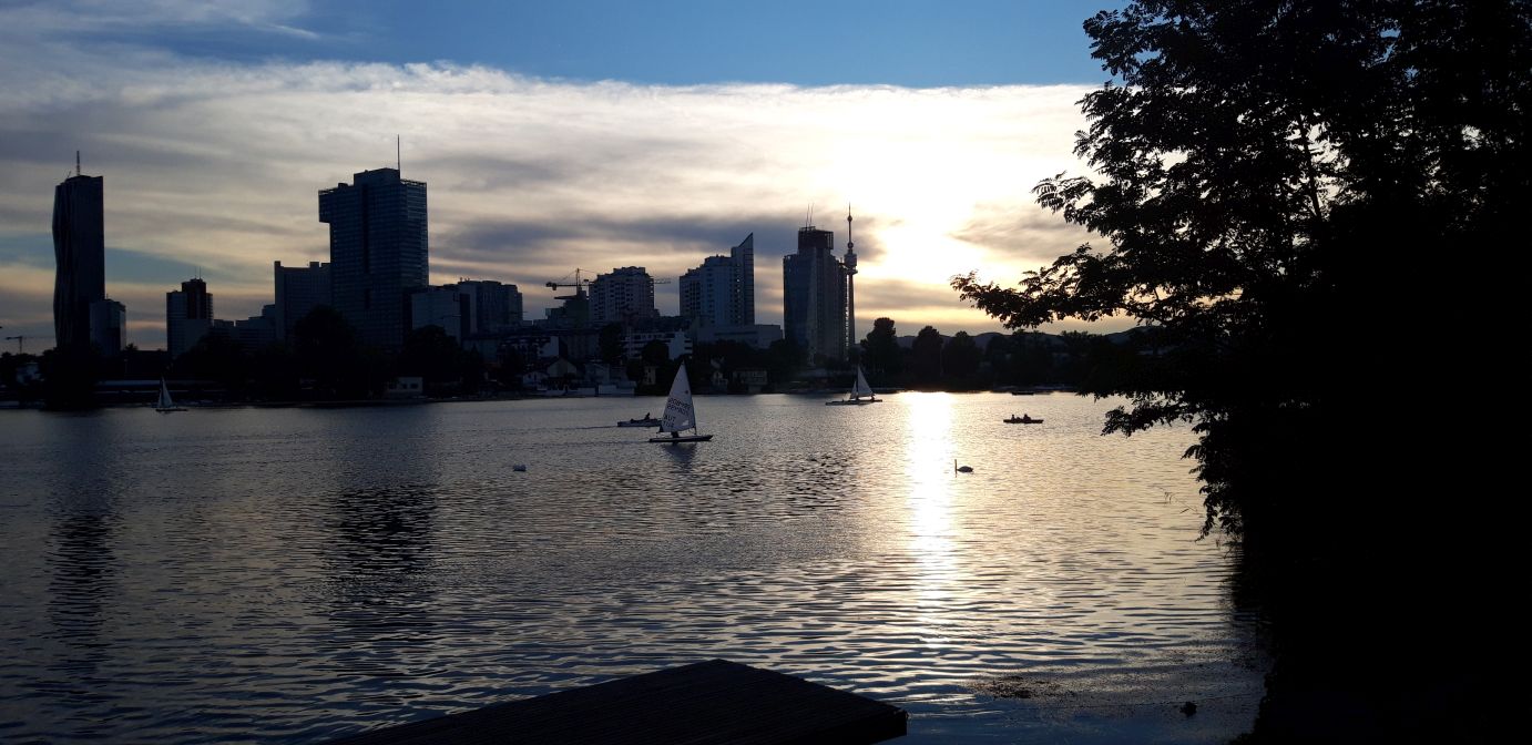 Einsamer Laser in der Abenddämmerung