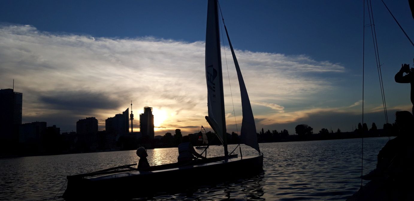 Ein Schul-segelboot in der Abend-Dämmerung