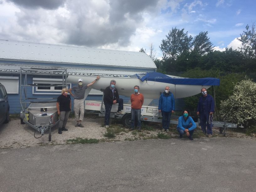 Yngling mit SAF-Team vor der Bootshalle