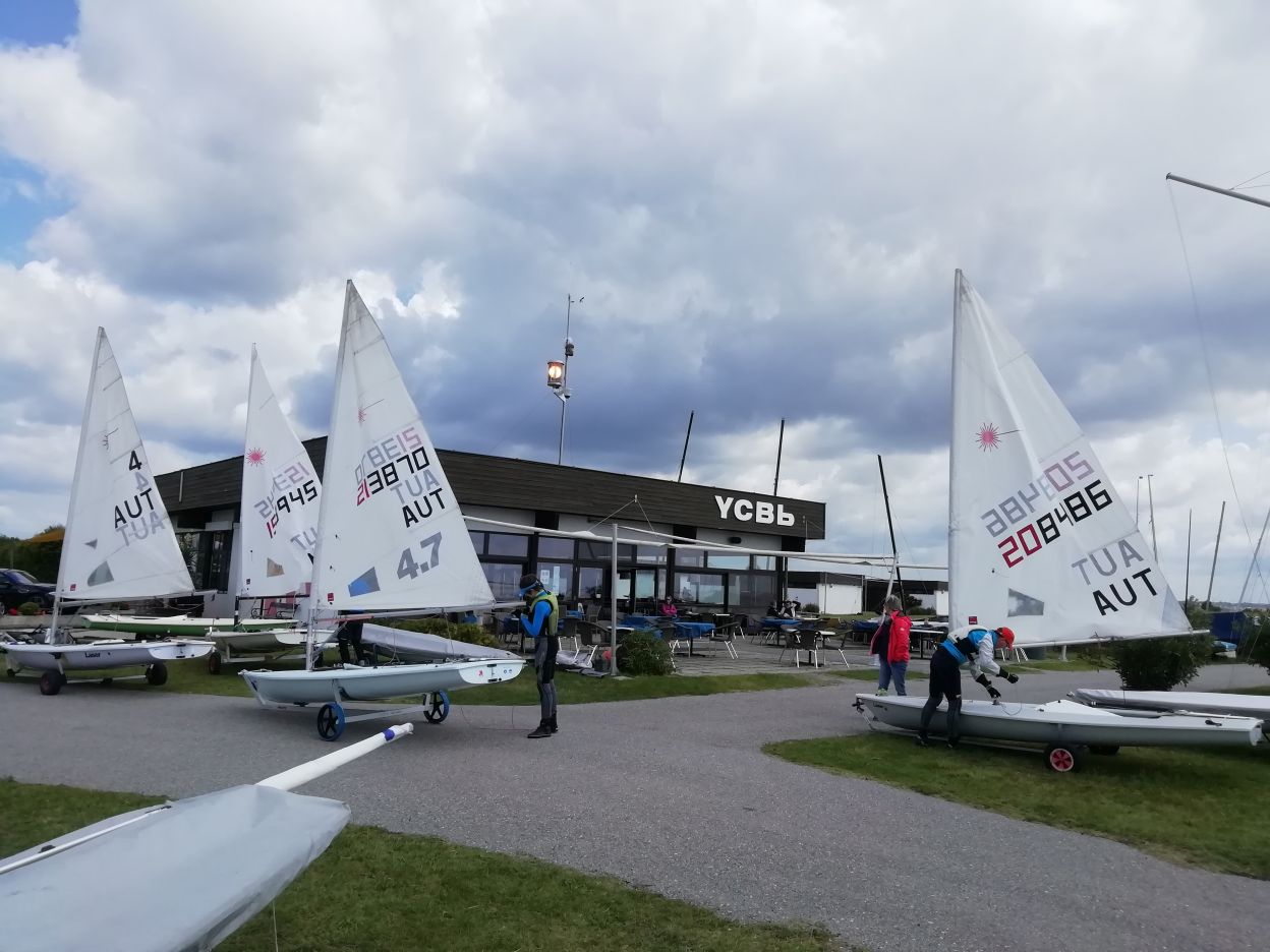 Yacht Club Breitenbrunn mit Lasern im Vordergrund