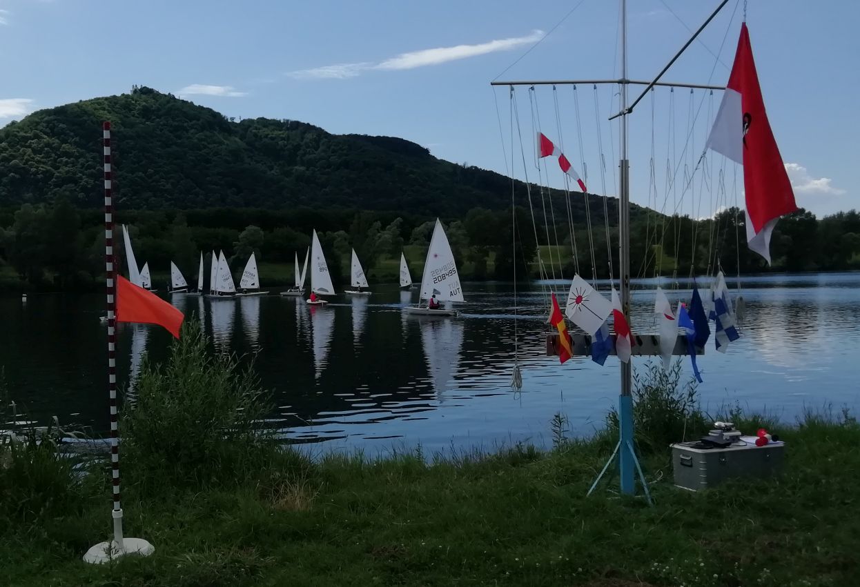 Warten auf Wind. Die Wettfahrtleitung hat AP gesetzt.