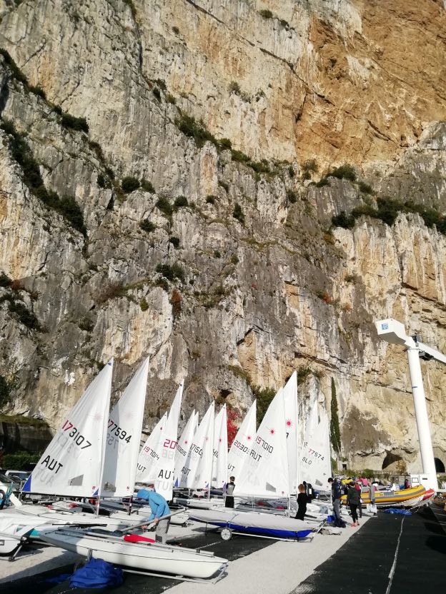 Laser-Segelboote vor der Felswand in Campione