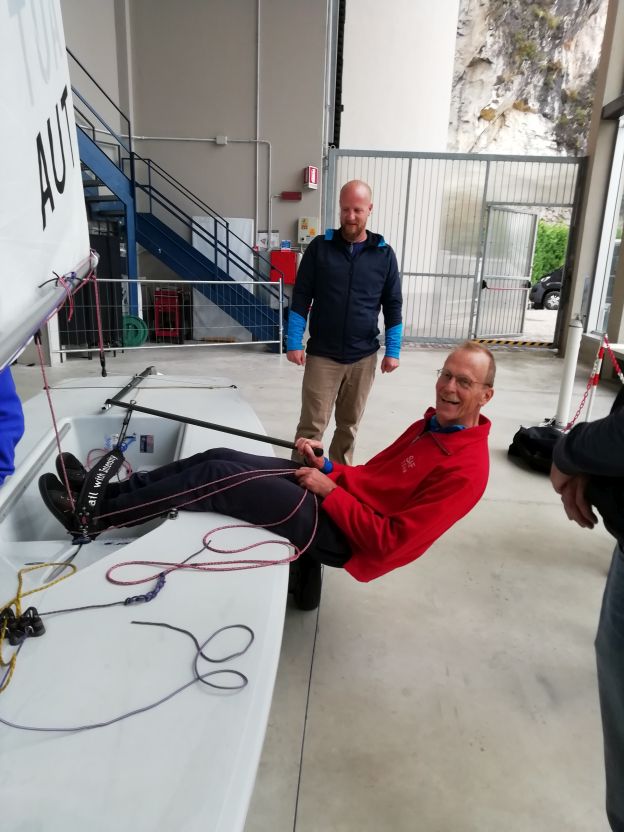 Training der richtigen Ausreitposition im Hangar