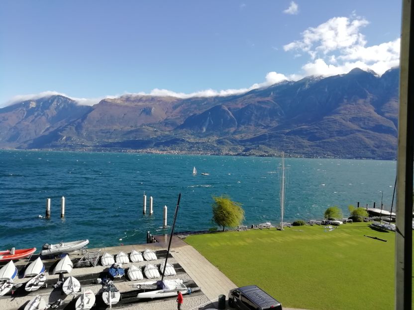 Blick aus dem 3. Stock des Hostels auf den Gardasee