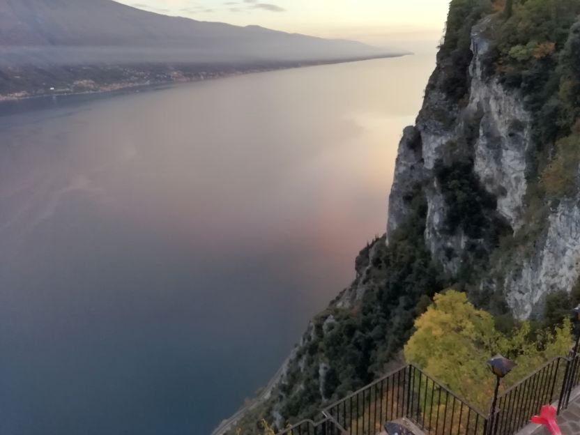 Blick von oben auf den Gardasee