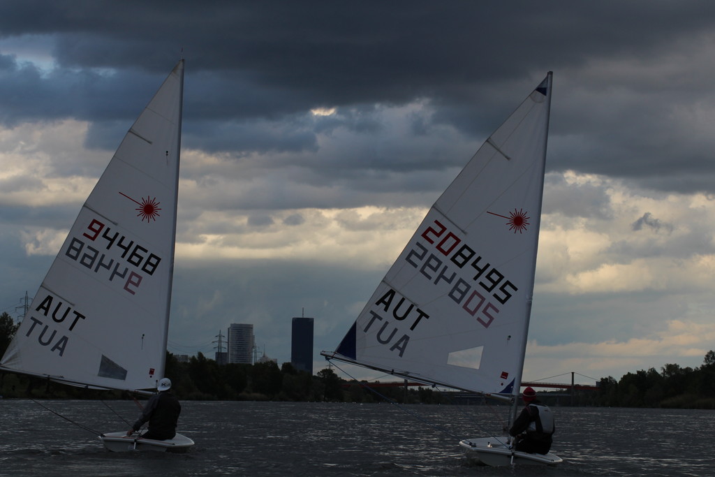 2 Segler; im Hintergrund die Donau-City