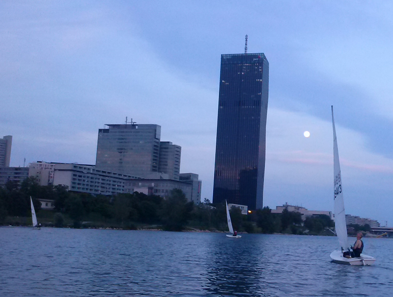 3 Segelboote bei Vollmond auf der neuen Donau vor der Donauplatte