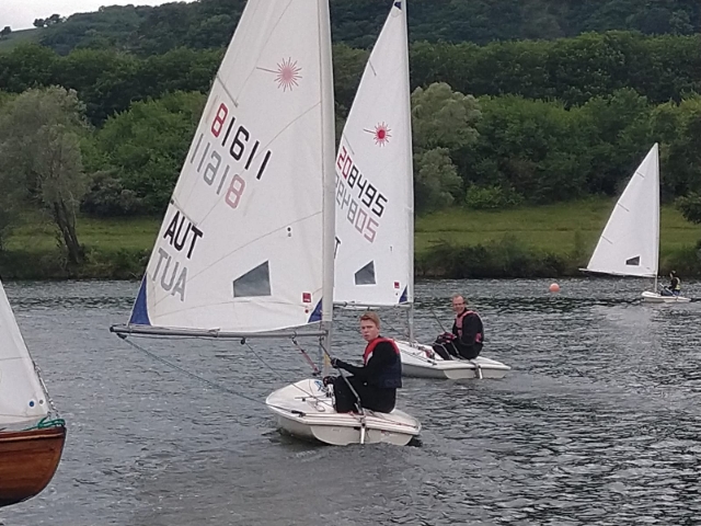 Laser-Segler warten auf den Regatta-Start