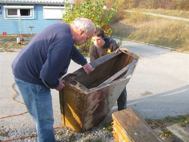 Gerhard mit einem Rumpfteil der 
